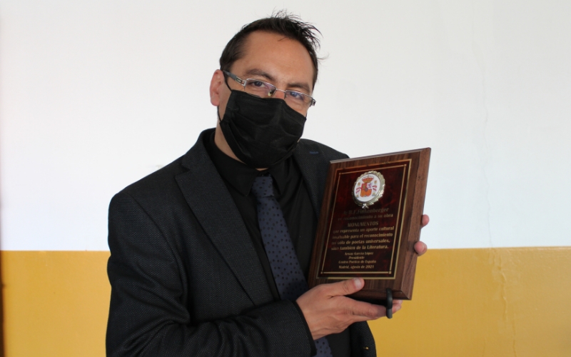 Escritor y profesor del LAB es reconocido por el Centro Poético de España