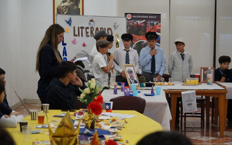 Estudiantes de 7° Básico vivieron un nuevo Café Literario 2026 en torno al “Libro de las preguntas”