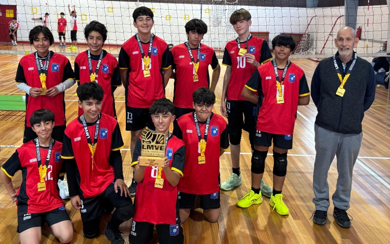 Estudiantes del LAB se coronan campeones en la Copa de Plata de la Liga Metropolitana de Voleibol Escolar
