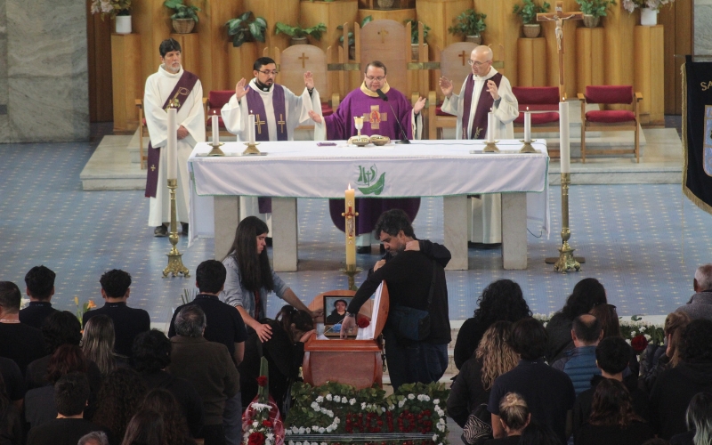 Unidos en la fe y la oración: Comunidad del LAB despidió al estudiante  Alonso Hapke Véliz